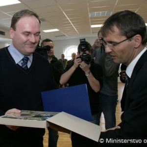 Na pamiatku od ministra dostali aj knihu Vojenské misie