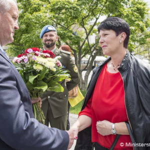 Minister obrany P. Gajdoš pri príležitosti Dňa matiek ocenil Oľgu Mlynárovú, matku štyroch vojakov