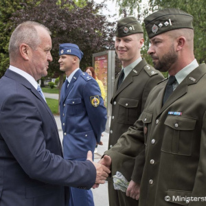 Minister obrany P. Gajdoš pri príležitosti Dňa matiek ocenil Oľgu Mlynárovú, matku štyroch vojakov