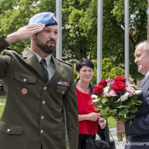 Minister obrany P. Gajdoš pri príležitosti Dňa matiek ocenil Oľgu Mlynárovú, matku štyroch vojakov