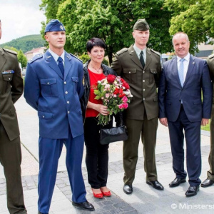 Minister obrany P. Gajdoš pri príležitosti Dňa matiek ocenil Oľgu Mlynárovú, matku štyroch vojakov