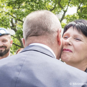 Minister obrany P. Gajdoš pri príležitosti Dňa matiek ocenil Oľgu Mlynárovú, matku štyroch vojakov