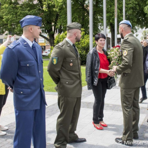 Minister obrany P. Gajdoš pri príležitosti Dňa matiek ocenil Oľgu Mlynárovú, matku štyroch vojakov