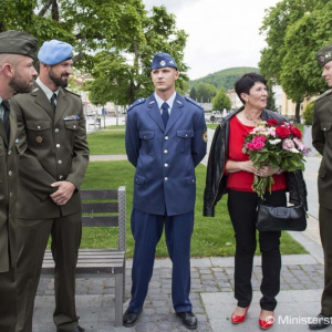 Minister obrany P. Gajdoš pri príležitosti Dňa matiek ocenil Oľgu Mlynárovú, matku štyroch vojakov