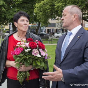 Minister obrany P. Gajdoš pri príležitosti Dňa matiek ocenil Oľgu Mlynárovú, matku štyroch vojakov