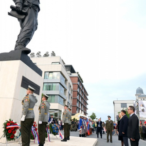 Ministri obrany Gajdoš a Metnar si uctili pamiatku generála M. R. Štefánika v predvečer 100. výročia jeho tragickej smrti