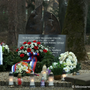 Rezort obrany si v Novákoch pripomenul výročie tragickej udalosti vo Vojenskom opravárenskom podniku