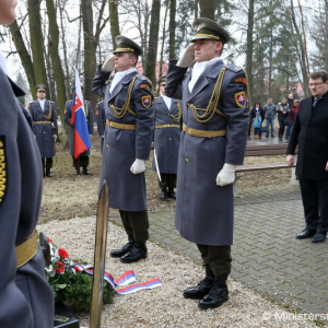 Rezort obrany si v Novákoch pripomenul výročie tragickej udalosti vo Vojenskom opravárenskom podniku