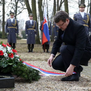 Rezort obrany si v Novákoch pripomenul výročie tragickej udalosti vo Vojenskom opravárenskom podniku