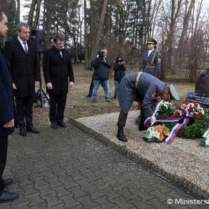 Rezort obrany si v Novákoch pripomenul výročie tragickej udalosti vo Vojenskom opravárenskom podniku