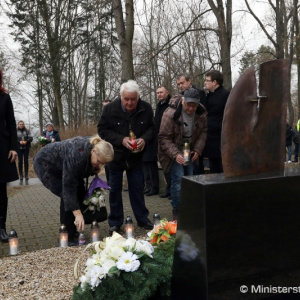 Rezort obrany si v Novákoch pripomenul výročie tragickej udalosti vo Vojenskom opravárenskom podniku