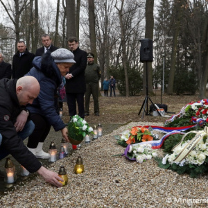 Rezort obrany si v Novákoch pripomenul výročie tragickej udalosti vo Vojenskom opravárenskom podniku