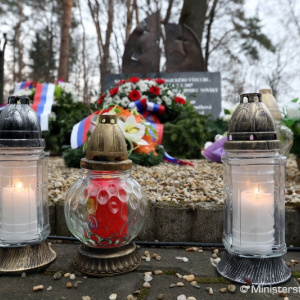 Rezort obrany si v Novákoch pripomenul výročie tragickej udalosti vo Vojenskom opravárenskom podniku