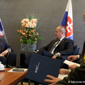 Minister Gajdoš rokoval s britským veľvyslancom A. J. Garthom