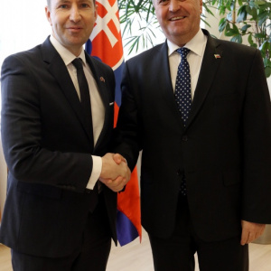 Minister Gajdoš rokoval s britským veľvyslancom A. J. Garthom
