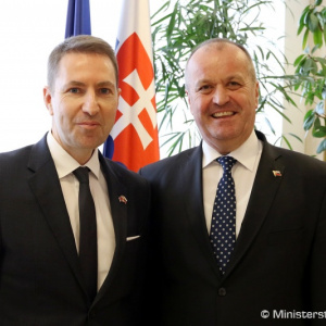 Minister Gajdoš rokoval s britským veľvyslancom A. J. Garthom