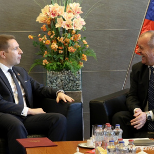 Minister Gajdoš rokoval s britským veľvyslancom A. J. Garthom