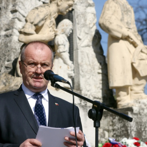 Minister Gajdoš si pripomenul 74. výročie vypálenia obce Skýcov