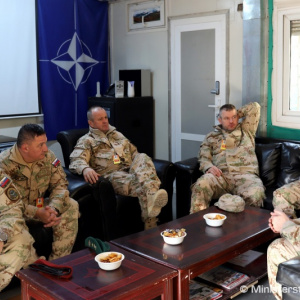 Slovenských vojakov v Afganistane navštívila delegácia zo Slovenska, priniesli im živý stromček aj suroviny na vianočnú kapustnicu