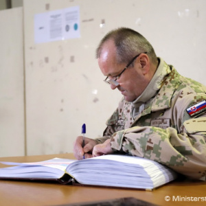Slovenských vojakov v Afganistane navštívila delegácia zo Slovenska, priniesli im živý stromček aj suroviny na vianočnú kapustnicu