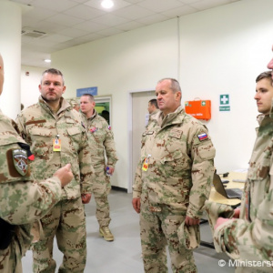 Slovenských vojakov v Afganistane navštívila delegácia zo Slovenska, priniesli im živý stromček aj suroviny na vianočnú kapustnicu