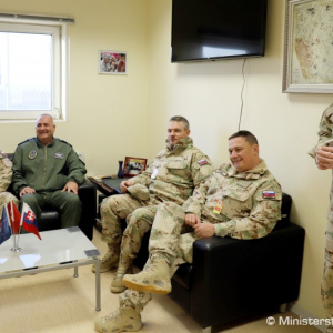 Slovenských vojakov v Afganistane navštívila delegácia zo Slovenska, priniesli im živý stromček aj suroviny na vianočnú kapustnicu