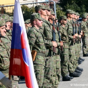 Minister obrany Slovenskej republiky Peter Gajdoš dnes navštívil 79 absolventov dobrovoľnej vojenskej prípravy, ktorí úspešne ukončili základný vojenský výcvik. Šéf rezortu obrany sa v rámci návštevy a neformálnej diskusie s absolventmi dobrovoľnej vojens