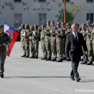 Minister obrany Slovenskej republiky Peter Gajdoš dnes navštívil 79 absolventov dobrovoľnej vojenskej prípravy, ktorí úspešne ukončili základný vojenský výcvik. Šéf rezortu obrany sa v rámci návštevy a neformálnej diskusie s absolventmi dobrovoľnej vojens