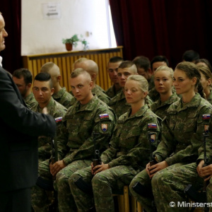Minister obrany Slovenskej republiky Peter Gajdoš dnes navštívil 79 absolventov dobrovoľnej vojenskej prípravy, ktorí úspešne ukončili základný vojenský výcvik. Šéf rezortu obrany sa v rámci návštevy a neformálnej diskusie s absolventmi dobrovoľnej vojens