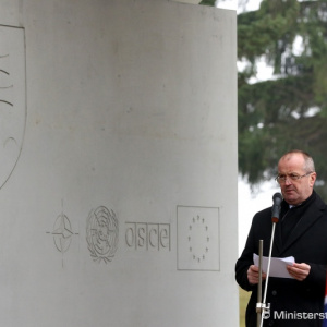 Pamiatku profesionálnych vojakov, ktorí zahynuli pri plnení svojich úloh v misiách a operáciách medzinárodného krízového manažmentu pripomína od dnešného dňa pomník v areáli Pamätníka a vojnového cintorína na vrchu Háj-Nicovô v Liptovskom Mikuláši.  „Pri 