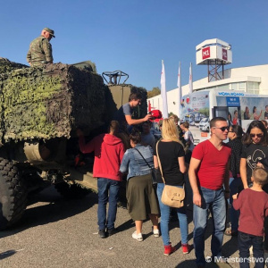 V rámci prezentácie ozbrojených síl sa na autosalóne prvýkrát predstavila aj špičková vojenská technika