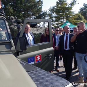 V rámci prezentácie ozbrojených síl sa na autosalóne prvýkrát predstavila aj špičková vojenská technika