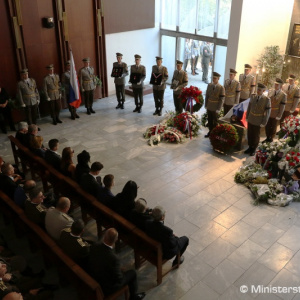 Verejnosť sa dnes rozlúčila s prvým ministrom obrany Imrichom Andrejčákom
