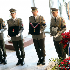 Verejnosť sa dnes rozlúčila s prvým ministrom obrany Imrichom Andrejčákom