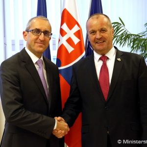 Minister obrany P. Gajdoš rokoval s izraelským veľvyslancom Z. A. Vapnim