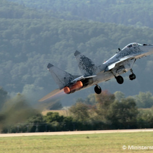 Rezort obrany odporučí vláde pokračovať v prevádzke lietadiel MiG-29 až do doby dodania stíhacích lietadiel F-16