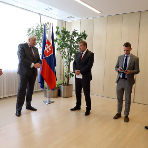 Neformálny rozhovor pred začiatkom rokovania
