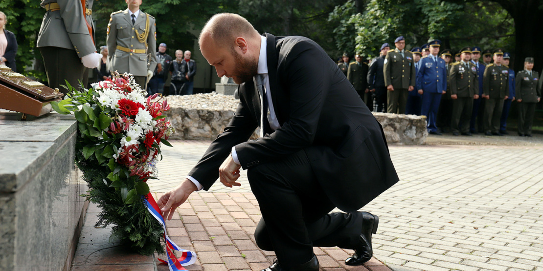 Minister J. Naď počas kladenia vencov