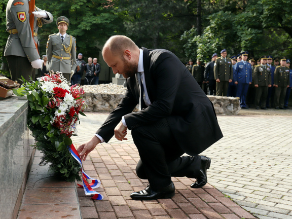 Minister J. Naď počas kladenia vencov