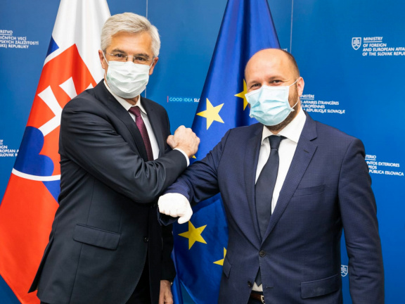 podanie rúk ministrov