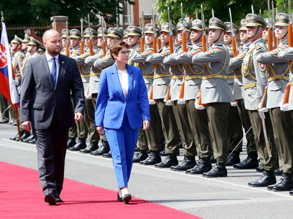 Ministerka obrany Spolkovej republiky Nemecko a minister obrany Slovenskej republiky - plné pocty