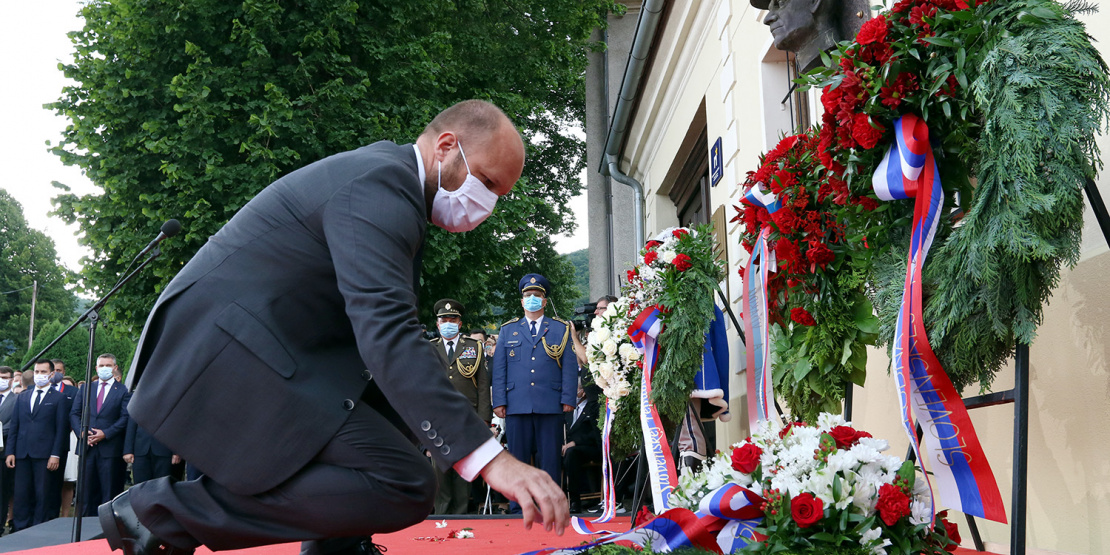 Minister J. Naď pokladá veniec na pamiatku gen. M. R. Štefánika