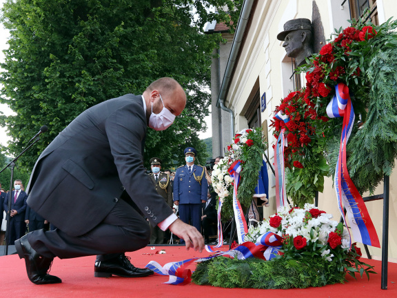 Minister J. Naď pokladá veniec na pamiatku gen. M. R. Štefánika