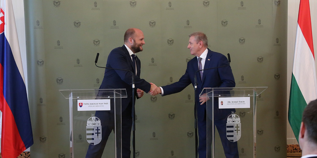 Minister obrany SR na oficiálnej návšteve v Maďarsku - podanie rúk