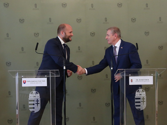 Minister obrany SR na oficiálnej návšteve v Maďarsku - podanie rúk
