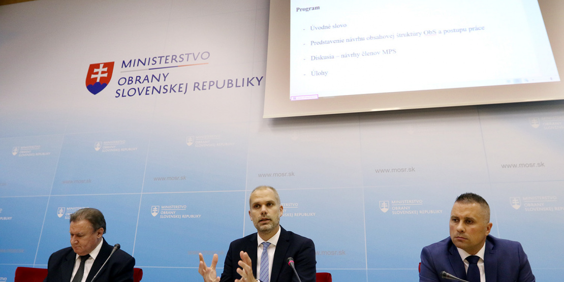 Zástupcovia ministerstva obrany s prezentáciou
