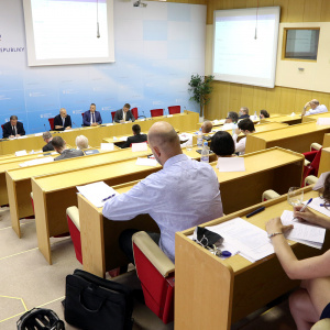 Priebeh rokovania v aule rezortu obrany z druhej strany