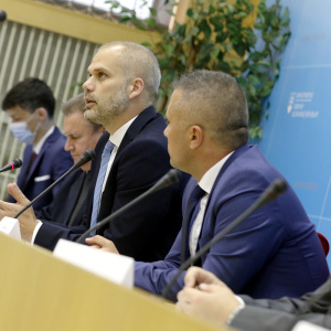 Záber na vedenie diskusie - zástupcov ministerstva obrany