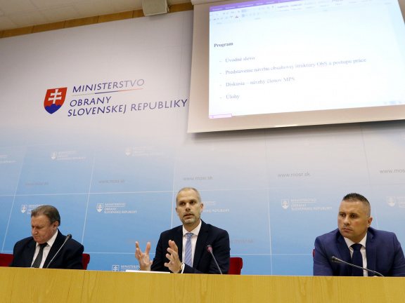 Zástupcovia ministerstva obrany s prezentáciou