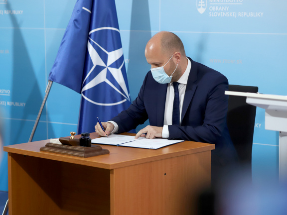 Ilustračná fotografia ministra obrany SR sediaceho za stolom